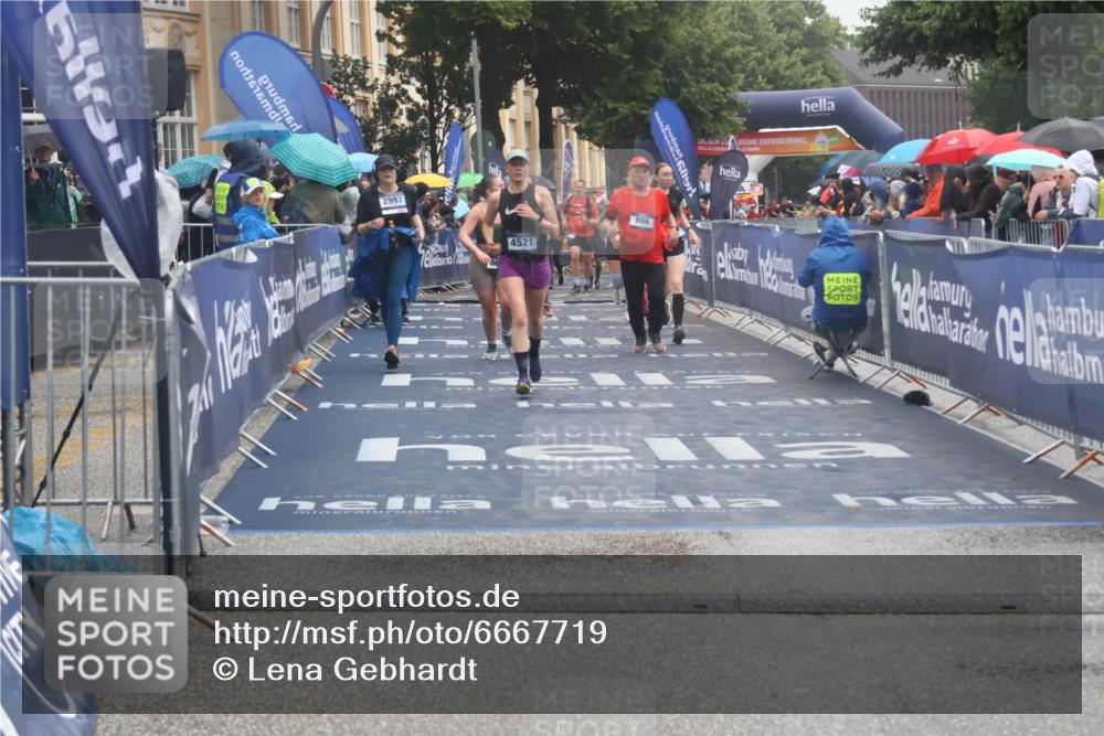 30.06.2024 - hella hamburg halbmarathon Lena Gebhardt http://msf.ph/oto/6667719 30.06.2024 12:21:15 Ziel 806, 928, 2846, 2997, 4508, 4521, 6301, 6688, 8382, 8720, 11313, 13166 meine-sportfotos.de