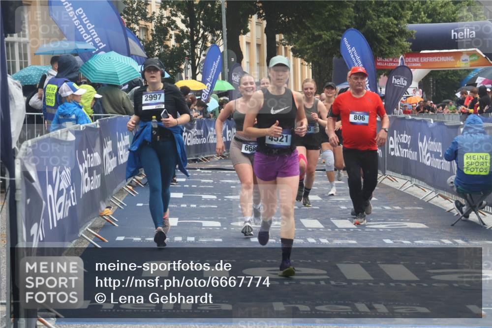 30.06.2024 - hella hamburg halbmarathon Lena Gebhardt http://msf.ph/oto/6667774 30.06.2024 12:21:16 Ziel 806, 928, 2846, 2997, 4508, 4521, 6301, 6688, 8382, 8720, 11313, 13166 meine-sportfotos.de