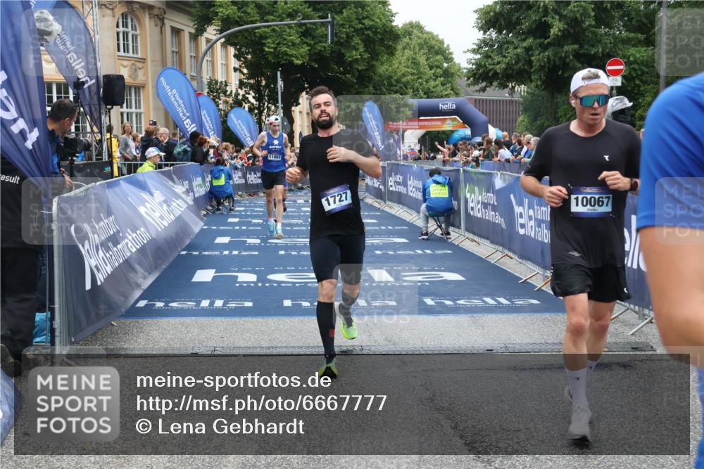 30.06.2024 - hella hamburg halbmarathon Lena Gebhardt http://msf.ph/oto/6667777 30.06.2024 10:38:29 Ziel 1727, 2022, 5161, 8565, 10067, 10178, 11857 meine-sportfotos.de