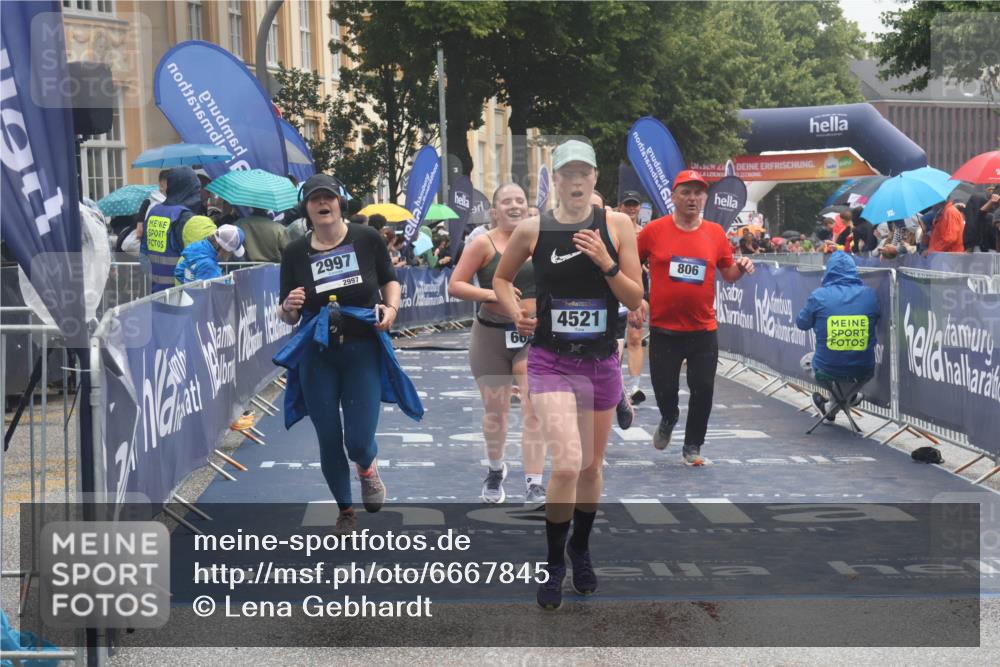 30.06.2024 - hella hamburg halbmarathon Lena Gebhardt http://msf.ph/oto/6667845 30.06.2024 12:21:17 Ziel 806, 928, 2846, 2997, 4508, 4521, 6301, 6688, 11313, 13166 meine-sportfotos.de