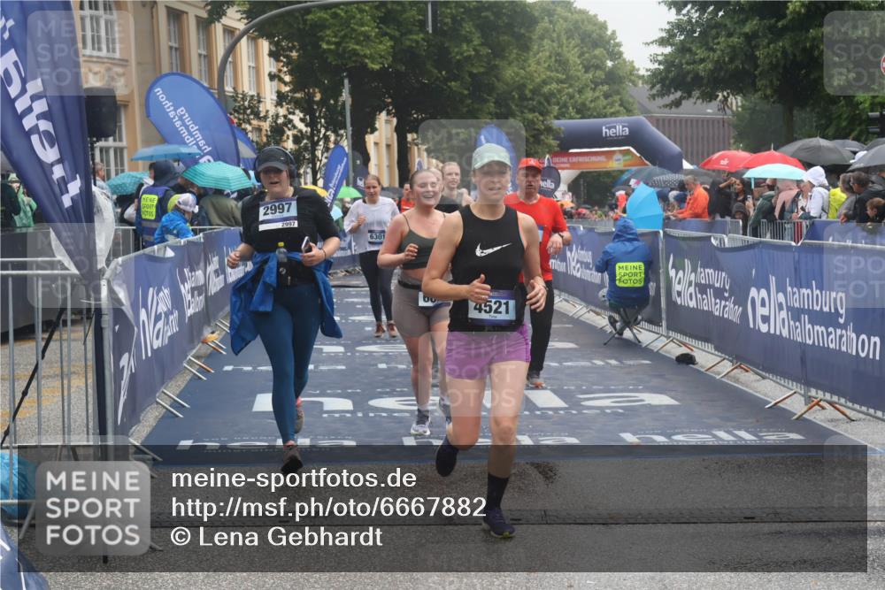 30.06.2024 - hella hamburg halbmarathon Lena Gebhardt http://msf.ph/oto/6667882 30.06.2024 12:21:18 Ziel 806, 928, 2846, 2997, 4508, 4521, 6301, 6688, 11313, 13166 meine-sportfotos.de