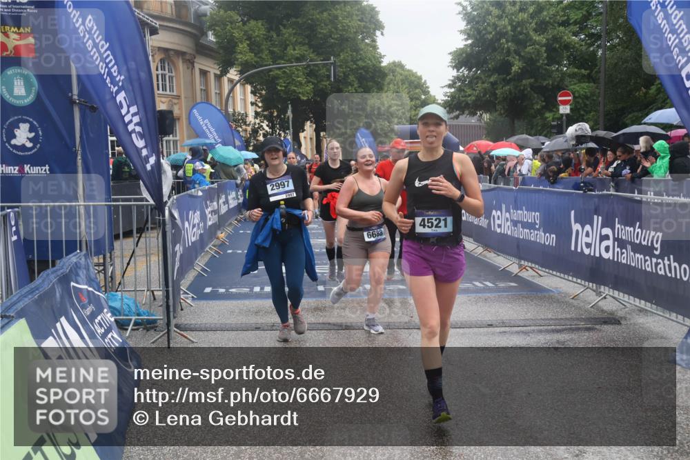 30.06.2024 - hella hamburg halbmarathon Lena Gebhardt http://msf.ph/oto/6667929 30.06.2024 12:21:19 Ziel 806, 928, 2846, 2997, 4508, 4521, 6301, 6688, 11313, 12510, 13166 meine-sportfotos.de