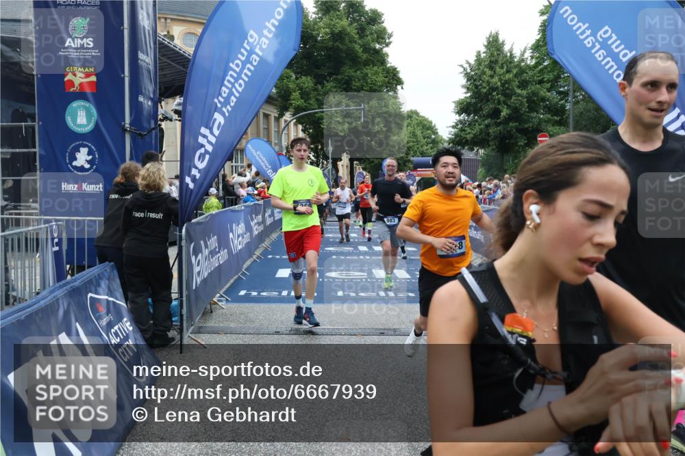 30.06.2024 - hella hamburg halbmarathon Lena Gebhardt http://msf.ph/oto/6667939 30.06.2024 11:09:24 Ziel 802, 983, 1097, 1527, 4194, 5213, 5360, 5425, 5477, 6885, 7140, 7188, 7863, 9035, 9328, 9425, 10681, 11721, 11738, 11771 meine-sportfotos.de