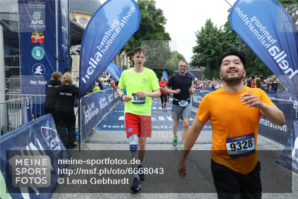 30.06.2024 - hella hamburg halbmarathon Lena Gebhardt http://msf.ph/oto/6668043 30.06.2024 11:09:25 Ziel 983, 1097, 1527, 4194, 5213, 5360, 5425, 5477, 6721, 6885, 7140, 7188, 7863, 9035, 9328, 9419, 9425, 9495, 10681, 11721, 11738, 11771 meine-sportfotos.de