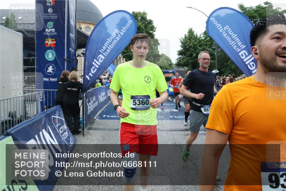 30.06.2024 - hella hamburg halbmarathon Lena Gebhardt http://msf.ph/oto/6668111 30.06.2024 11:09:26 Ziel 983, 1097, 1527, 2349, 4194, 5213, 5360, 5425, 5477, 6721, 6885, 7140, 7188, 7863, 9035, 9328, 9419, 9425, 9495, 10681, 10997, 11721, 11738, 11771 meine-sportfotos.de