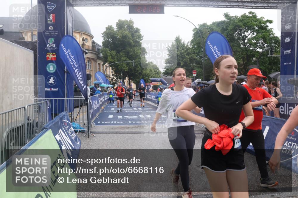 30.06.2024 - hella hamburg halbmarathon Lena Gebhardt http://msf.ph/oto/6668116 30.06.2024 12:21:23 Ziel 806, 928, 2997, 4521, 6301, 6688, 7528, 7857, 7859, 11313, 11543, 12510, 13166 meine-sportfotos.de