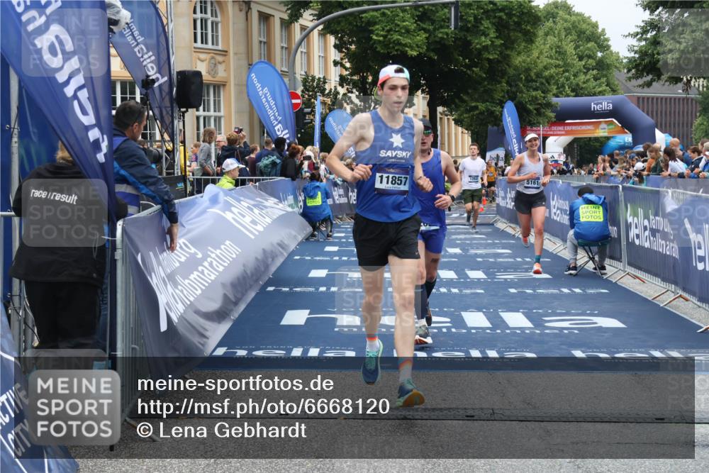 30.06.2024 - hella hamburg halbmarathon Lena Gebhardt http://msf.ph/oto/6668120 30.06.2024 10:38:32 Ziel 1264, 1727, 2022, 2618, 5161, 10067, 11857 meine-sportfotos.de