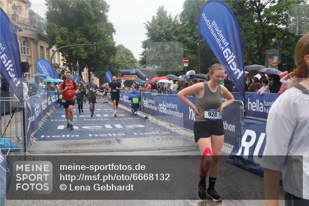 30.06.2024 - hella hamburg halbmarathon Lena Gebhardt http://msf.ph/oto/6668132 30.06.2024 12:21:24 Ziel 806, 928, 2997, 6301, 6688, 7528, 7857, 7859, 11313, 11543, 12510, 13166 meine-sportfotos.de