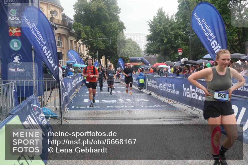 30.06.2024 - hella hamburg halbmarathon Lena Gebhardt http://msf.ph/oto/6668167 30.06.2024 12:21:25 Ziel 806, 928, 6301, 7528, 7857, 7859, 11313, 11543, 12510, 13166 meine-sportfotos.de