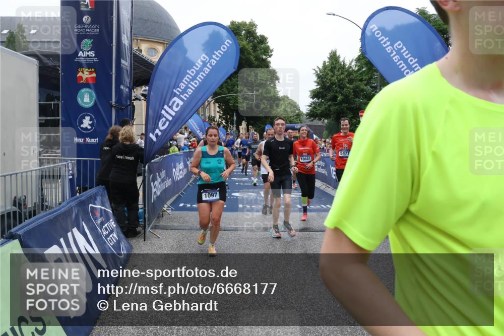 30.06.2024 - hella hamburg halbmarathon Lena Gebhardt http://msf.ph/oto/6668177 30.06.2024 11:09:27 Ziel 983, 1097, 1527, 2349, 4194, 5213, 5360, 5425, 5477, 6721, 6763, 6885, 7140, 7188, 7863, 9035, 9328, 9419, 9425, 9495, 10681, 10997, 11738, 11771 meine-sportfotos.de