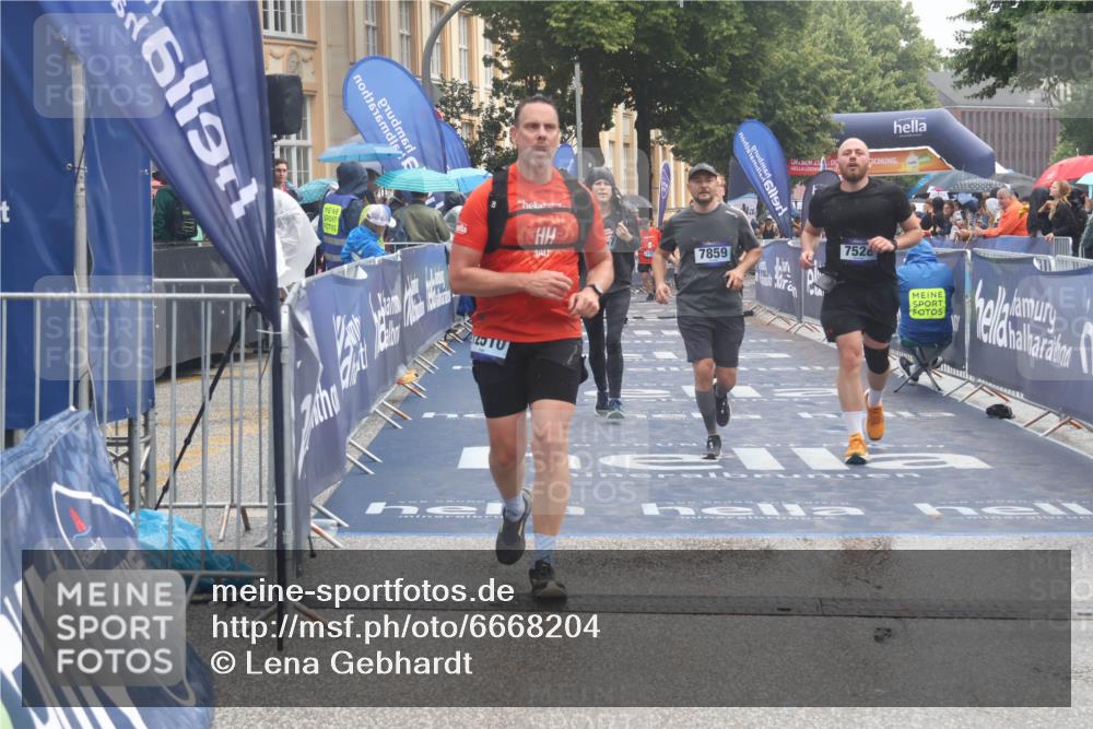 30.06.2024 - hella hamburg halbmarathon Lena Gebhardt http://msf.ph/oto/6668204 30.06.2024 12:21:26 Ziel 928, 3770, 6301, 7528, 7857, 7859, 11543, 12510, 13166, 13258 meine-sportfotos.de