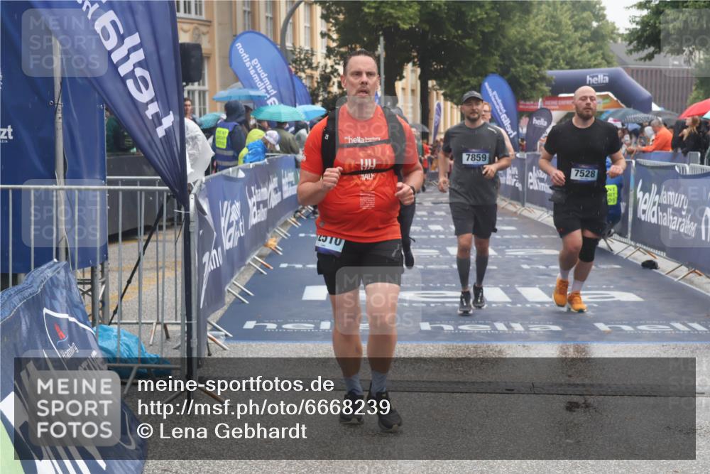 30.06.2024 - hella hamburg halbmarathon Lena Gebhardt http://msf.ph/oto/6668239 30.06.2024 12:21:27 Ziel 928, 3770, 6508, 7528, 7857, 7859, 11543, 12510, 13166, 13258 meine-sportfotos.de