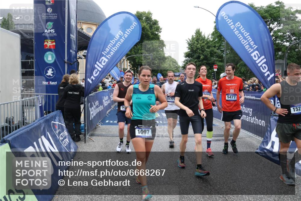 30.06.2024 - hella hamburg halbmarathon Lena Gebhardt http://msf.ph/oto/6668267 30.06.2024 11:09:28 Ziel 983, 1097, 1527, 2349, 3350, 4194, 5213, 5360, 5425, 5477, 6721, 6763, 6885, 7140, 7188, 9035, 9328, 9419, 9425, 9495, 10681, 10997, 11738, 11771 meine-sportfotos.de