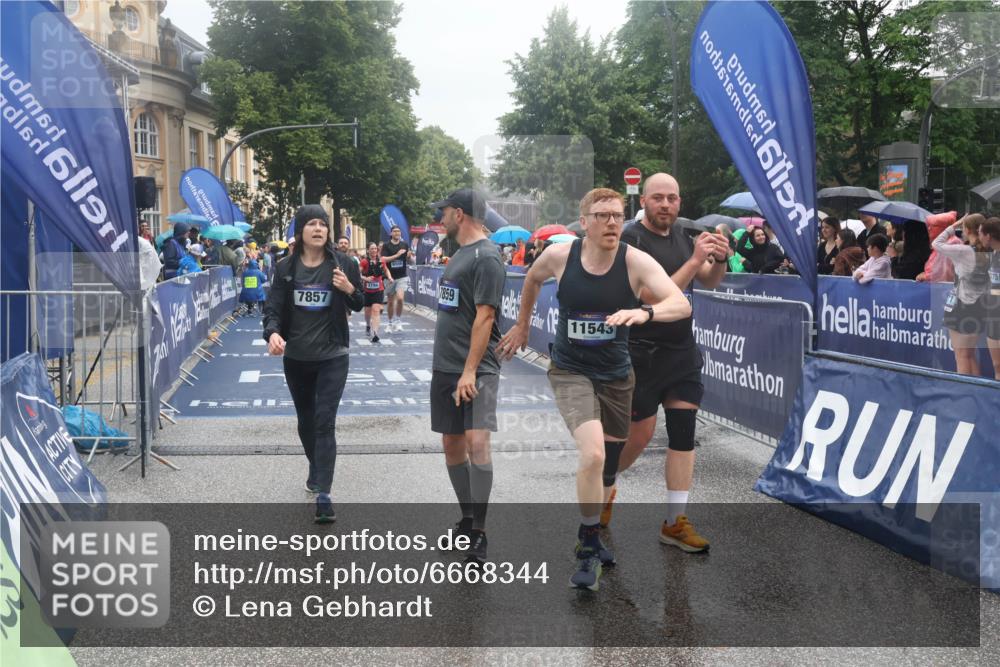30.06.2024 - hella hamburg halbmarathon Lena Gebhardt http://msf.ph/oto/6668344 30.06.2024 12:21:30 Ziel 2147, 3770, 3794, 6508, 7144, 7528, 7857, 7859, 8306, 11543, 12510, 13258 meine-sportfotos.de