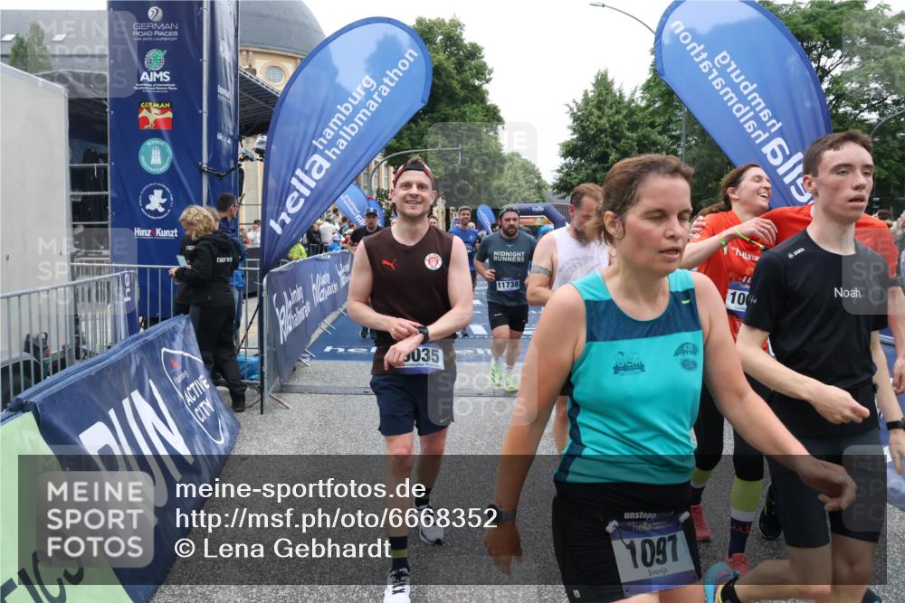 30.06.2024 - hella hamburg halbmarathon Lena Gebhardt http://msf.ph/oto/6668352 30.06.2024 11:09:29 Ziel 983, 1097, 1527, 2349, 3350, 4194, 5360, 5425, 5477, 6721, 6763, 6885, 7140, 7188, 9035, 9263, 9328, 9419, 9425, 9495, 10681, 10997, 11738, 11771 meine-sportfotos.de