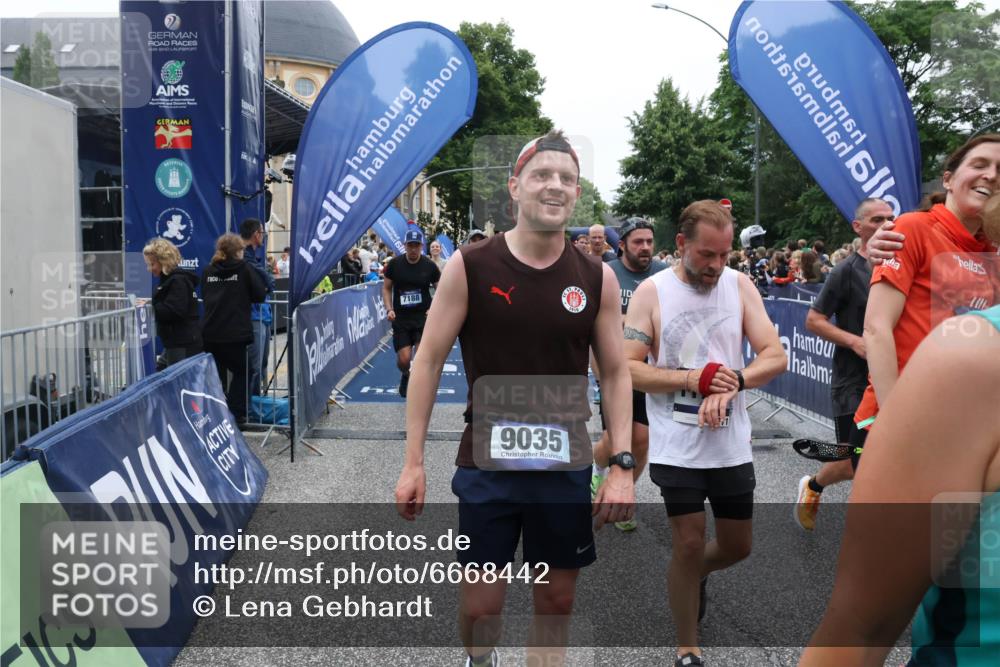 30.06.2024 - hella hamburg halbmarathon Lena Gebhardt http://msf.ph/oto/6668442 30.06.2024 11:09:30 Ziel 983, 1097, 1527, 2349, 3350, 4194, 5425, 5477, 6721, 6763, 6885, 7140, 7188, 8418, 9035, 9263, 9419, 9425, 9495, 10681, 10997, 11006, 11738, 11771 meine-sportfotos.de