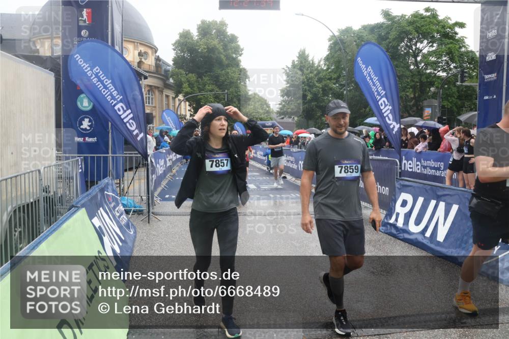 30.06.2024 - hella hamburg halbmarathon Lena Gebhardt http://msf.ph/oto/6668489 30.06.2024 12:21:32 Ziel 2147, 3770, 3794, 6508, 7144, 7528, 7857, 7859, 8306, 11543, 13258 meine-sportfotos.de