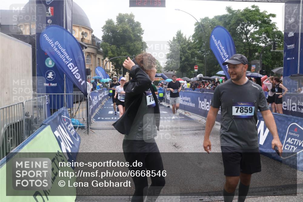 30.06.2024 - hella hamburg halbmarathon Lena Gebhardt http://msf.ph/oto/6668546 30.06.2024 12:21:33 Ziel 2147, 3770, 3794, 5979, 6508, 7144, 7528, 7857, 7859, 8306, 11543, 13258 meine-sportfotos.de