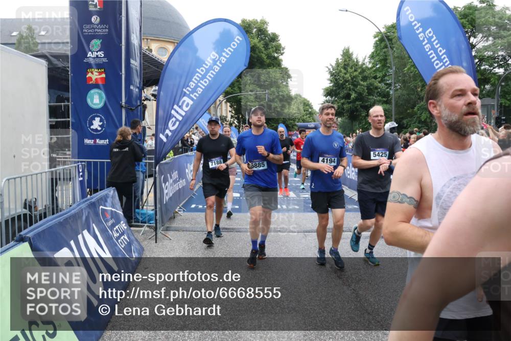 30.06.2024 - hella hamburg halbmarathon Lena Gebhardt http://msf.ph/oto/6668555 30.06.2024 11:09:31 Ziel 1097, 1527, 2349, 3350, 4194, 5425, 5477, 6721, 6763, 6885, 7140, 7188, 8418, 9035, 9263, 9419, 9425, 9495, 10681, 10997, 11006, 11738, 11771 meine-sportfotos.de