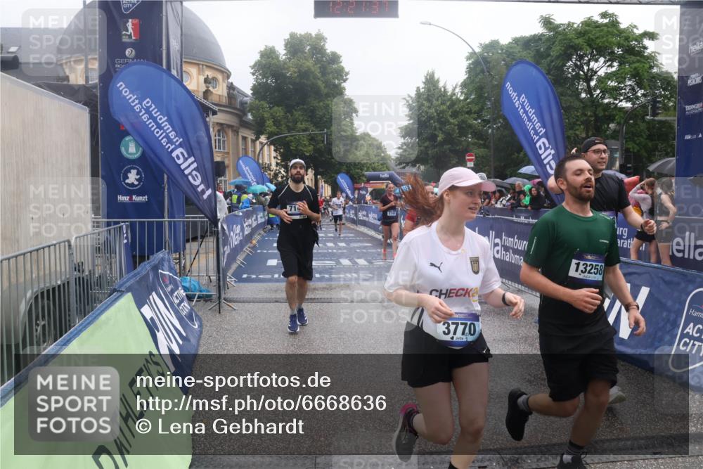 30.06.2024 - hella hamburg halbmarathon Lena Gebhardt http://msf.ph/oto/6668636 30.06.2024 12:21:35 Ziel 2147, 3770, 3794, 4636, 5979, 6508, 7144, 8306, 10787, 13258 meine-sportfotos.de