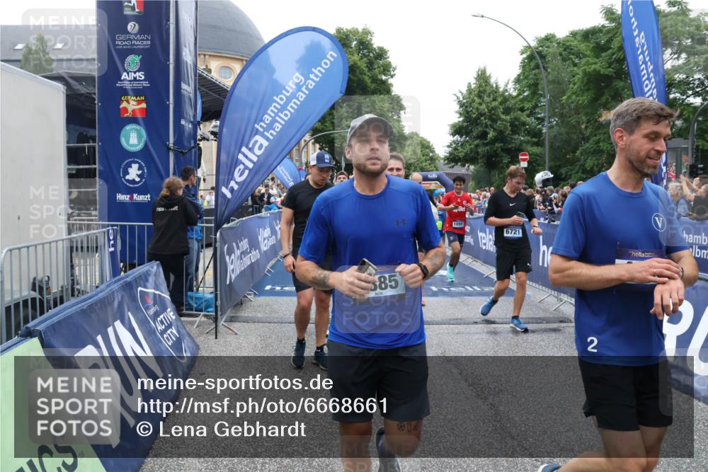 30.06.2024 - hella hamburg halbmarathon Lena Gebhardt http://msf.ph/oto/6668661 30.06.2024 11:09:32 Ziel 1097, 1527, 2349, 3294, 3350, 4194, 5425, 5477, 6721, 6763, 6885, 7140, 7188, 8418, 9035, 9263, 9419, 9425, 9495, 10681, 10997, 11006, 11738, 11771 meine-sportfotos.de