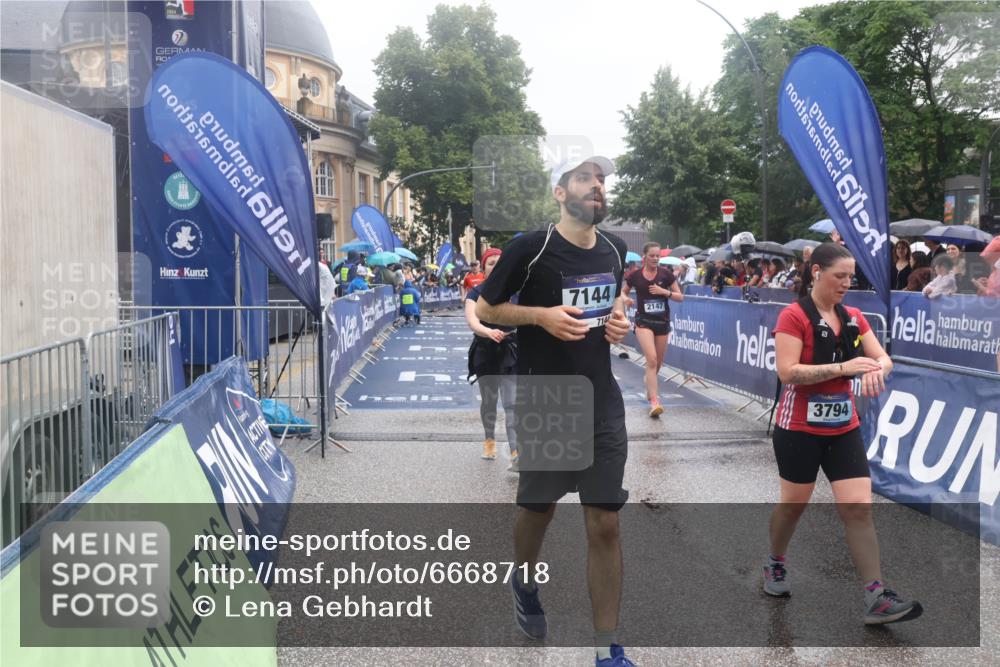 30.06.2024 - hella hamburg halbmarathon Lena Gebhardt http://msf.ph/oto/6668718 30.06.2024 12:21:36 Ziel 2147, 3770, 3794, 4636, 5070, 5979, 6508, 7144, 8306, 10787, 13258 meine-sportfotos.de