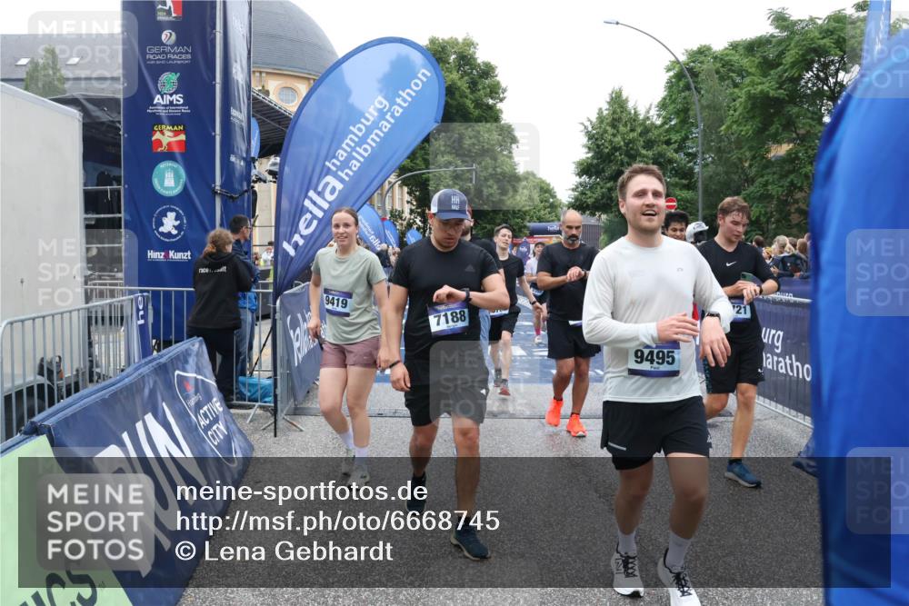 30.06.2024 - hella hamburg halbmarathon Lena Gebhardt http://msf.ph/oto/6668745 30.06.2024 11:09:33 Ziel 2349, 3294, 3350, 4194, 5425, 5477, 6721, 6763, 6885, 7188, 8418, 9035, 9263, 9419, 9425, 9495, 10681, 10997, 11006, 11738, 11771 meine-sportfotos.de