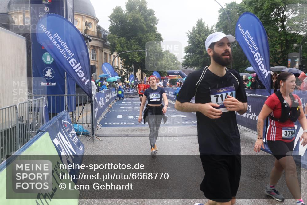 30.06.2024 - hella hamburg halbmarathon Lena Gebhardt http://msf.ph/oto/6668770 30.06.2024 12:21:37 Ziel 2147, 3770, 3794, 4636, 5070, 5979, 6508, 7144, 8306, 10787, 13258 meine-sportfotos.de