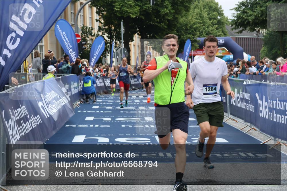 30.06.2024 - hella hamburg halbmarathon Lena Gebhardt http://msf.ph/oto/6668794 30.06.2024 10:38:37 Ziel 1264, 1635, 2022, 2618, 3291, 3691, 5161, 11857, 13047, 13149 meine-sportfotos.de