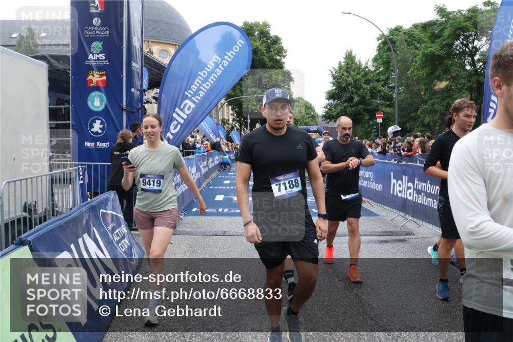 30.06.2024 - hella hamburg halbmarathon Lena Gebhardt http://msf.ph/oto/6668833 30.06.2024 11:09:34 Ziel 2349, 3257, 3294, 3350, 4194, 5425, 6721, 6763, 6885, 7188, 8418, 9207, 9263, 9419, 9425, 9495, 10997, 11006, 11738 meine-sportfotos.de