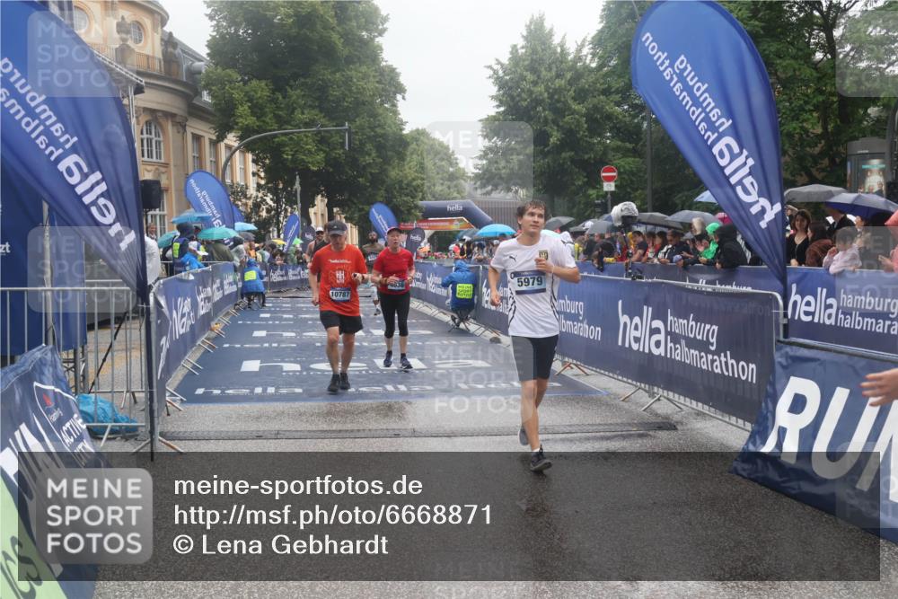 30.06.2024 - hella hamburg halbmarathon Lena Gebhardt http://msf.ph/oto/6668871 30.06.2024 12:21:40 Ziel 2147, 3794, 4636, 5070, 5979, 6424, 7144, 8306, 9110, 10787 meine-sportfotos.de