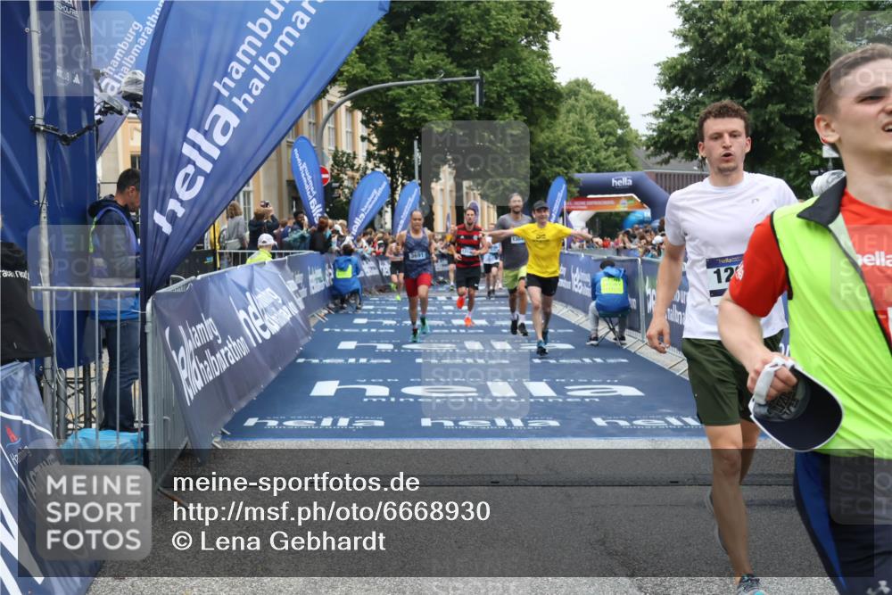 30.06.2024 - hella hamburg halbmarathon Lena Gebhardt http://msf.ph/oto/6668930 30.06.2024 10:38:38 Ziel 646, 1264, 1635, 2022, 2618, 3291, 3691, 5161, 13047, 13149 meine-sportfotos.de