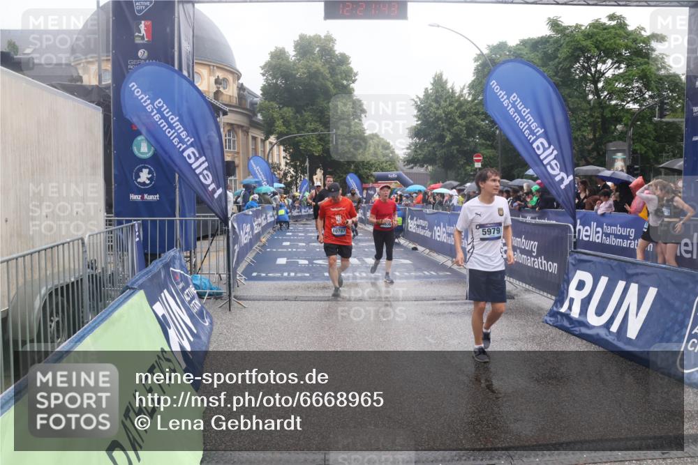 30.06.2024 - hella hamburg halbmarathon Lena Gebhardt http://msf.ph/oto/6668965 30.06.2024 12:21:41 Ziel 2147, 4636, 5070, 5979, 6424, 8306, 9110, 10787 meine-sportfotos.de