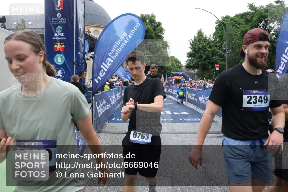 30.06.2024 - hella hamburg halbmarathon Lena Gebhardt http://msf.ph/oto/6669046 30.06.2024 11:09:36 Ziel 736, 2349, 3257, 3294, 3350, 4194, 5425, 6318, 6721, 6763, 6885, 7188, 8418, 9207, 9263, 9419, 9495, 10997, 11006, 12386 meine-sportfotos.de