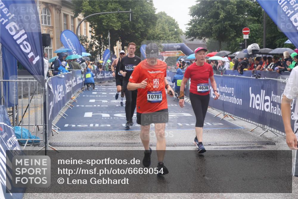 30.06.2024 - hella hamburg halbmarathon Lena Gebhardt http://msf.ph/oto/6669054 30.06.2024 12:21:42 Ziel 2147, 4636, 5070, 5979, 6424, 9110, 10787 meine-sportfotos.de