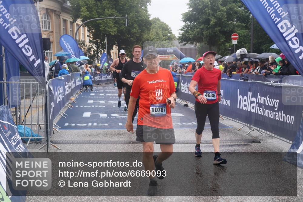 30.06.2024 - hella hamburg halbmarathon Lena Gebhardt http://msf.ph/oto/6669093 30.06.2024 12:21:43 Ziel 4636, 5070, 5979, 6424, 9110, 10787 meine-sportfotos.de