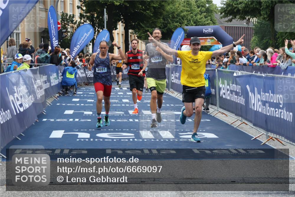 30.06.2024 - hella hamburg halbmarathon Lena Gebhardt http://msf.ph/oto/6669097 30.06.2024 10:38:39 Ziel 646, 1264, 1635, 2026, 2618, 3291, 3691, 5161, 12457, 13047, 13149 meine-sportfotos.de