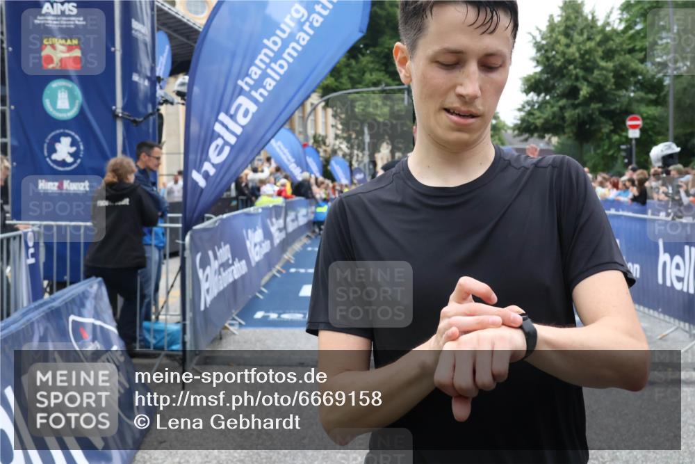 30.06.2024 - hella hamburg halbmarathon Lena Gebhardt http://msf.ph/oto/6669158 30.06.2024 11:09:37 Ziel 552, 736, 2349, 3257, 3294, 3350, 6318, 6721, 6763, 8418, 9207, 9263, 9419, 9495, 10997, 11006, 12386, 13300 meine-sportfotos.de