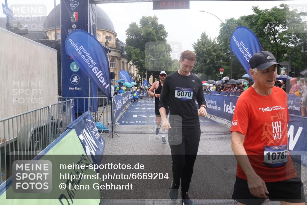 30.06.2024 - hella hamburg halbmarathon Lena Gebhardt http://msf.ph/oto/6669204 30.06.2024 12:21:45 Ziel 1804, 1882, 4636, 5070, 5979, 6424, 9110, 10787 meine-sportfotos.de