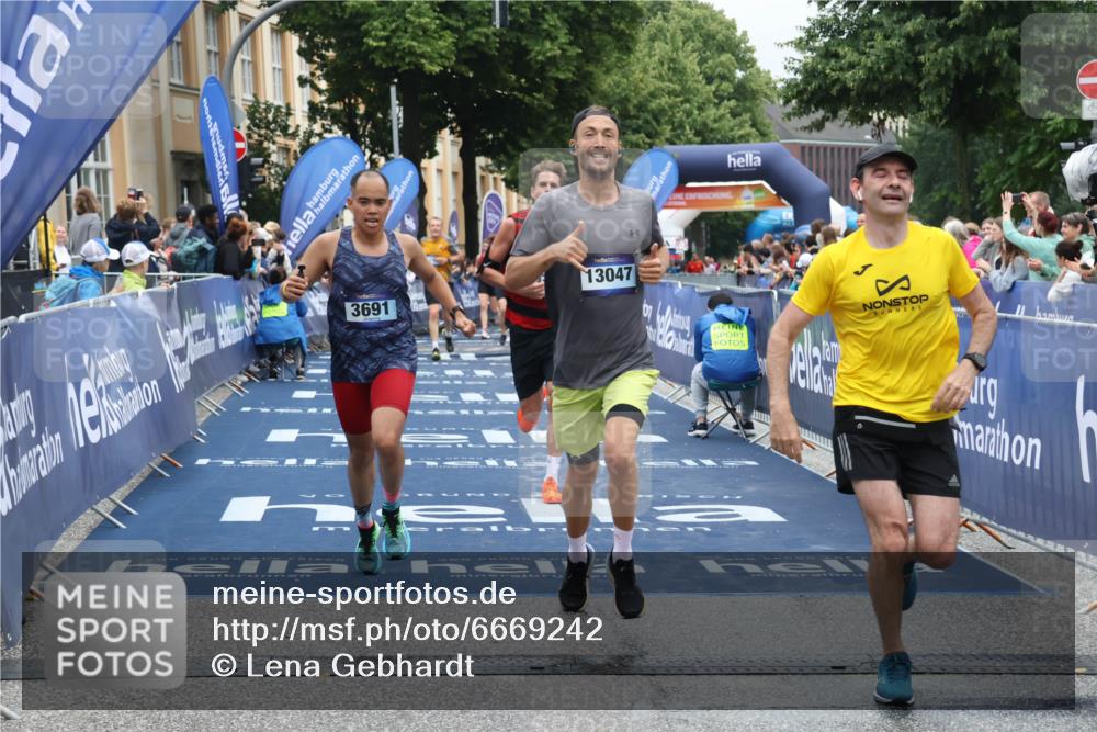 30.06.2024 - hella hamburg halbmarathon Lena Gebhardt http://msf.ph/oto/6669242 30.06.2024 10:38:40 Ziel 646, 1264, 1635, 2026, 2618, 3291, 3691, 5161, 10614, 12457, 13047, 13149 meine-sportfotos.de