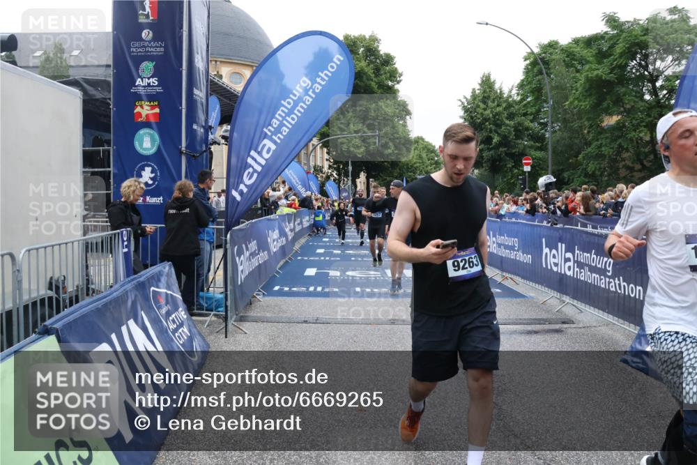 30.06.2024 - hella hamburg halbmarathon Lena Gebhardt http://msf.ph/oto/6669265 30.06.2024 11:09:38 Ziel 552, 736, 2349, 3257, 3294, 3350, 3827, 6318, 6763, 8418, 9207, 9263, 10997, 11006, 12386, 13300 meine-sportfotos.de