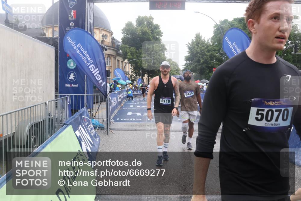 30.06.2024 - hella hamburg halbmarathon Lena Gebhardt http://msf.ph/oto/6669277 30.06.2024 12:21:46 Ziel 1804, 1882, 4030, 4636, 5070, 6139, 6140, 6424, 9110, 10787 meine-sportfotos.de