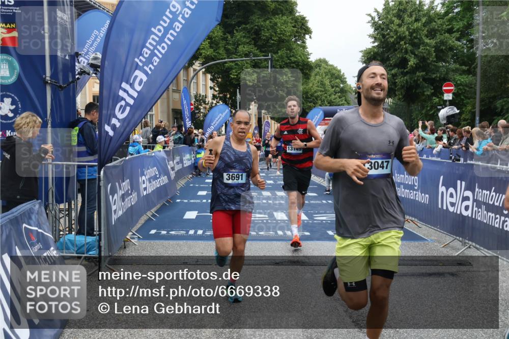 30.06.2024 - hella hamburg halbmarathon Lena Gebhardt http://msf.ph/oto/6669338 30.06.2024 10:38:41 Ziel 646, 1264, 1635, 2026, 2618, 3291, 3691, 5655, 10614, 12457, 13047, 13149 meine-sportfotos.de