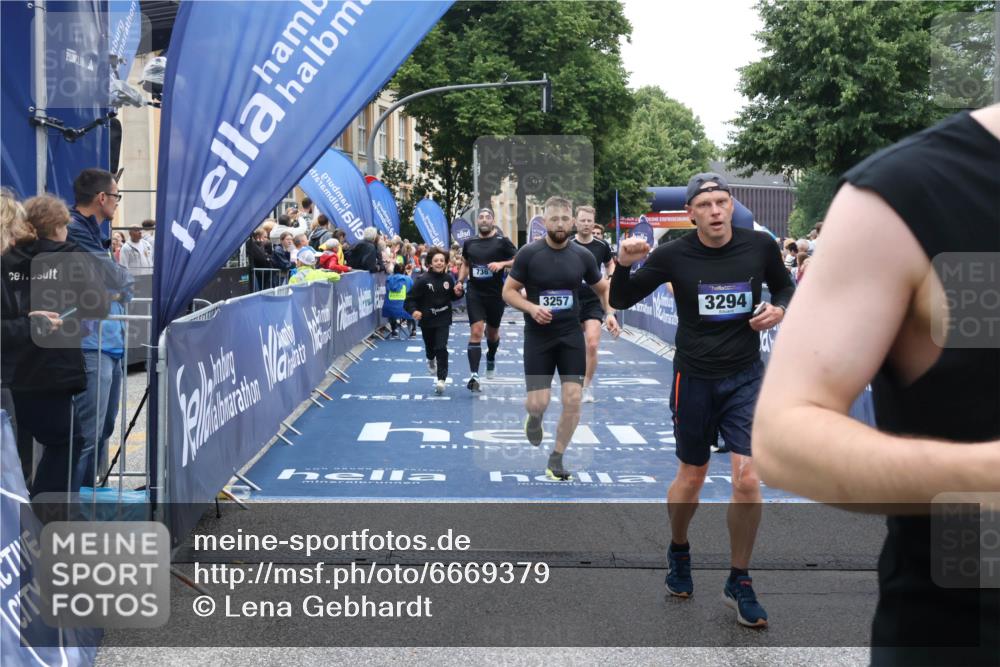 30.06.2024 - hella hamburg halbmarathon Lena Gebhardt http://msf.ph/oto/6669379 30.06.2024 11:09:39 Ziel 552, 736, 3257, 3294, 3350, 3827, 6318, 6763, 8418, 9207, 9263, 11006, 12386, 13300 meine-sportfotos.de