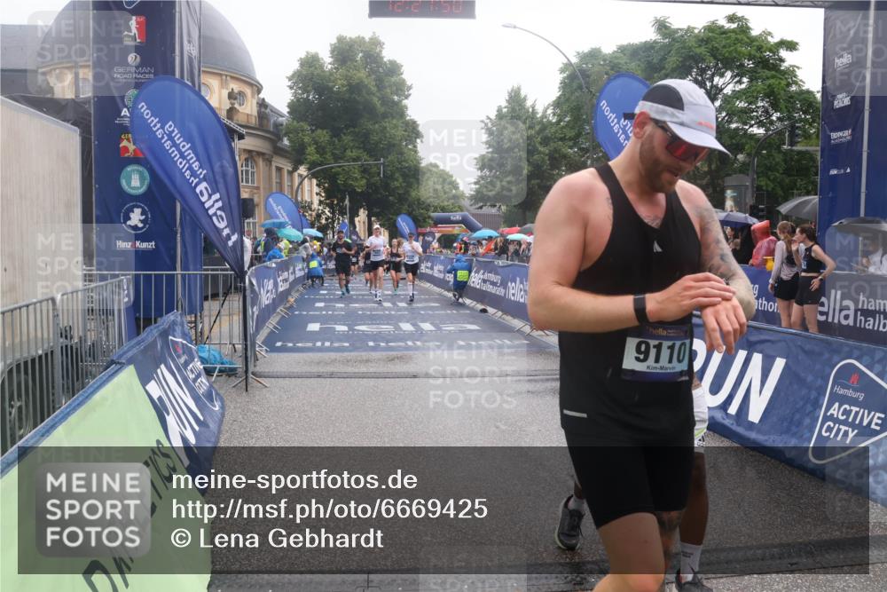 30.06.2024 - hella hamburg halbmarathon Lena Gebhardt http://msf.ph/oto/6669425 30.06.2024 12:21:48 Ziel 1804, 1882, 4030, 5070, 6139, 6140, 6424, 9110 meine-sportfotos.de