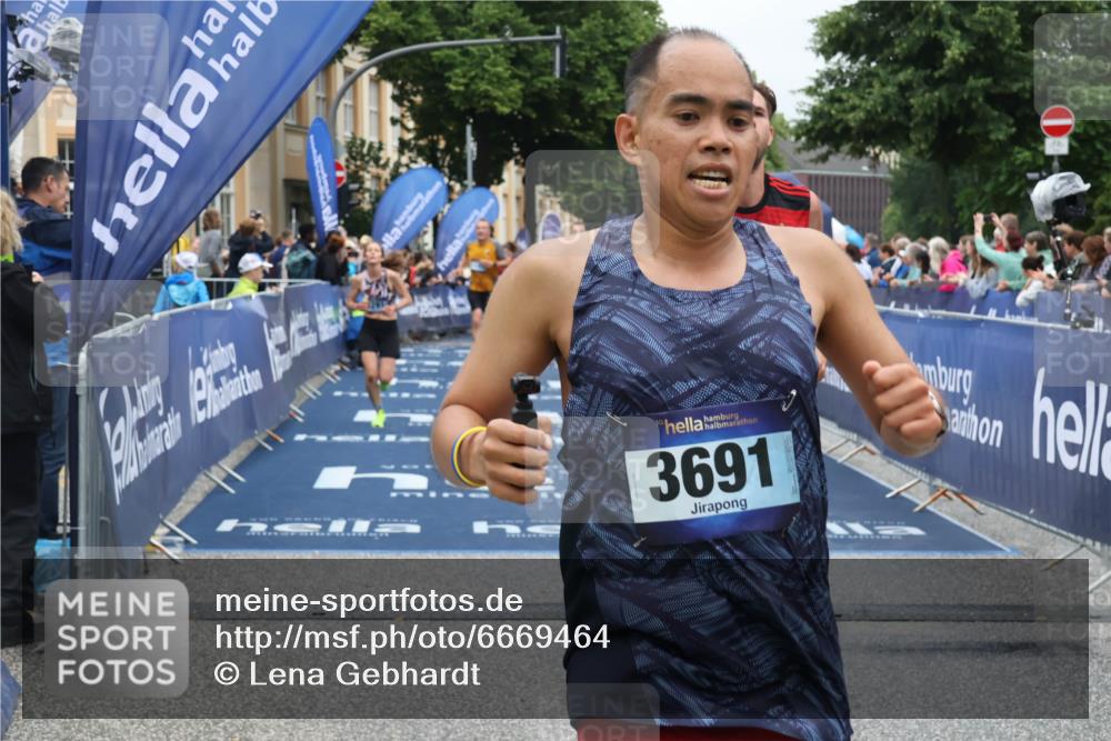 30.06.2024 - hella hamburg halbmarathon Lena Gebhardt http://msf.ph/oto/6669464 30.06.2024 10:38:42 Ziel 646, 1264, 1635, 2026, 2618, 3291, 3691, 5655, 10614, 12457, 13047, 13149, 13442 meine-sportfotos.de