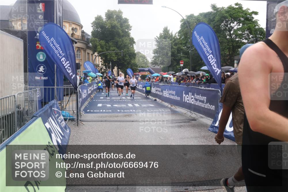 30.06.2024 - hella hamburg halbmarathon Lena Gebhardt http://msf.ph/oto/6669476 30.06.2024 12:21:49 Ziel 1804, 1882, 4030, 6139, 6140, 6424, 9110 meine-sportfotos.de