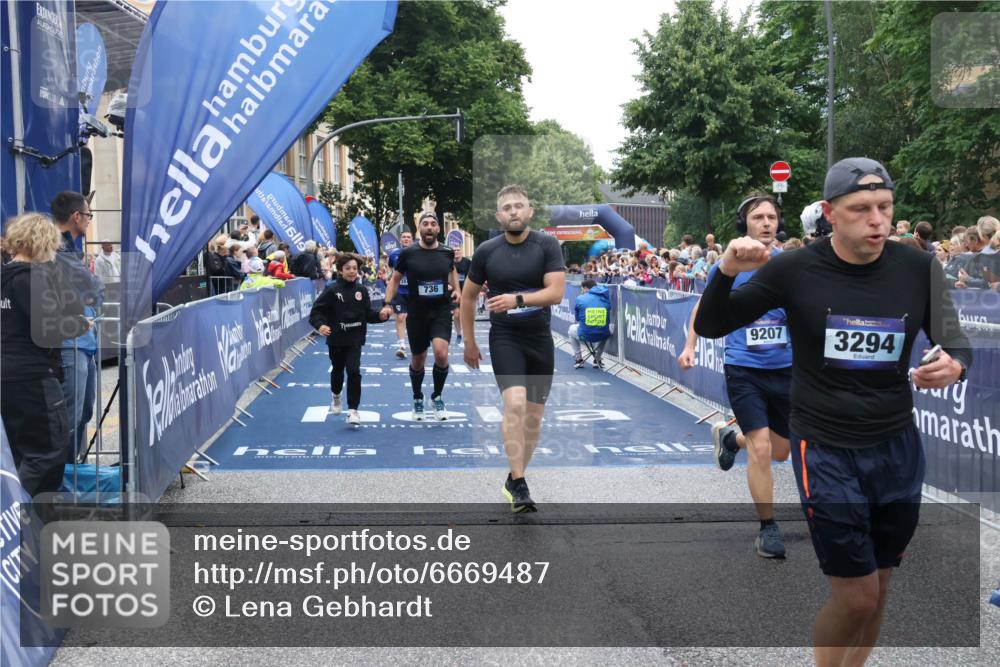30.06.2024 - hella hamburg halbmarathon Lena Gebhardt http://msf.ph/oto/6669487 30.06.2024 11:09:40 Ziel 552, 736, 1836, 3257, 3294, 3350, 3827, 4872, 6318, 8418, 9207, 9263, 11006, 12386, 13300 meine-sportfotos.de