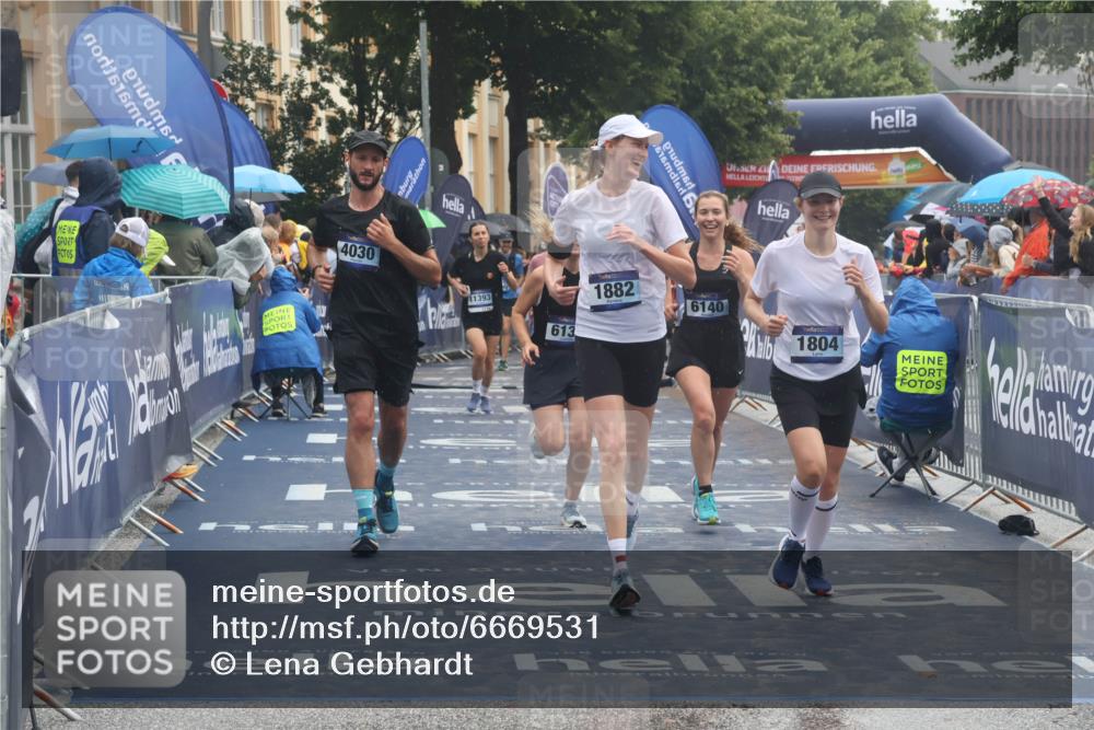 30.06.2024 - hella hamburg halbmarathon Lena Gebhardt http://msf.ph/oto/6669531 30.06.2024 12:21:50 Ziel 1804, 1882, 4030, 6139, 6140, 6424, 9110, 11393 meine-sportfotos.de