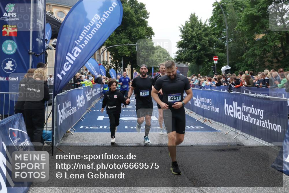30.06.2024 - hella hamburg halbmarathon Lena Gebhardt http://msf.ph/oto/6669575 30.06.2024 11:09:41 Ziel 552, 736, 1836, 3257, 3294, 3827, 4872, 6318, 8418, 9142, 9207, 9263, 11006, 12386, 13300 meine-sportfotos.de